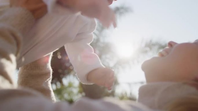 4k视频片段，一名妇女与她的男婴在户外建立联系