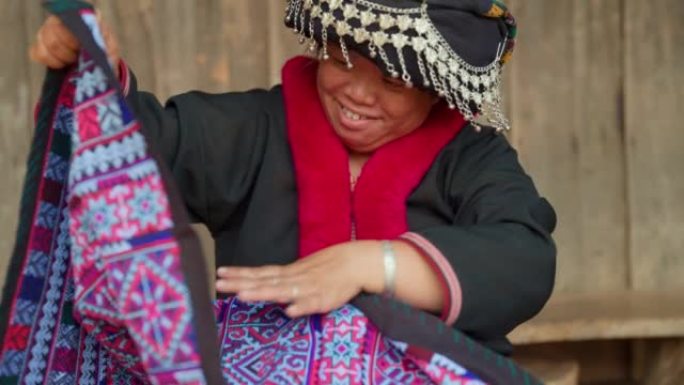 快乐的部落妇女在他的家乡缝纫。