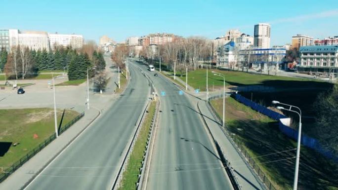 在隔离的城市中，很少有汽车沿着道路行驶