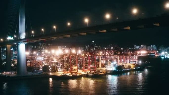 香港夜间的石匠桥斜拉桥水上运输航线航行