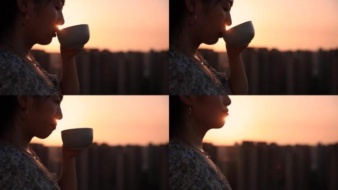 特写女性早上用阳光喝咖啡