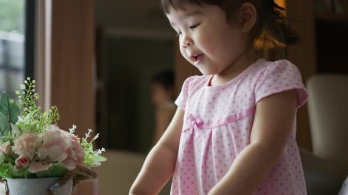 教育从初学者开始母亲给女婴读故事书看书读