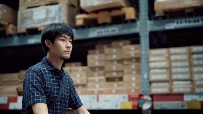 亚洲客户在仓库的货架上自己购买和挑选家具。