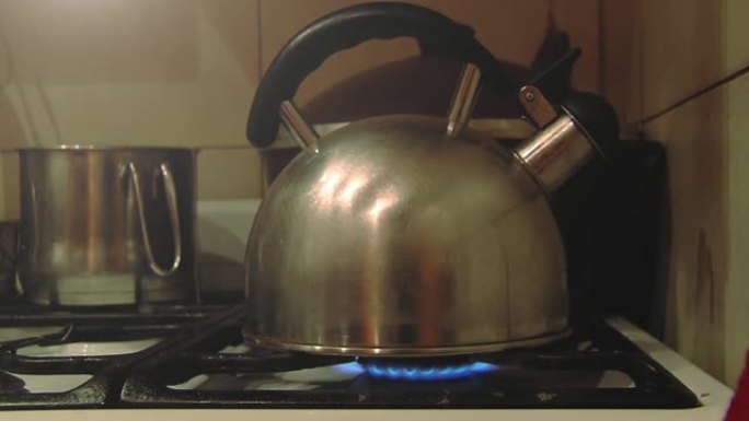 吹口哨的茶壶在厨房里沸腾。特写。