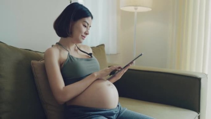 母亲和怀孕孕妇看手机十月怀胎视频素材