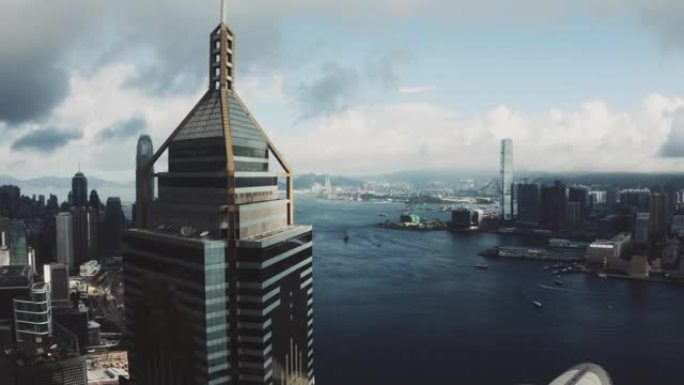 从无人驾驶飞机看香港，城市天际线拥挤的摩天大楼。