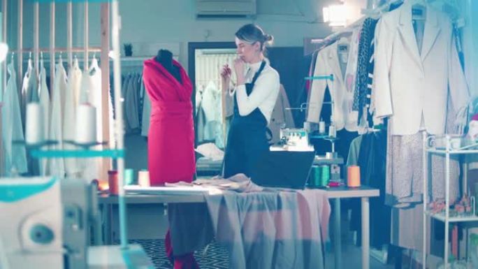 一位女裁缝正在测量一件衣服