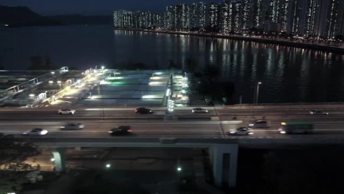 高速公路和城市交通高峰期的鸟瞰图