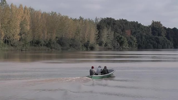 在阿根廷布宜诺斯艾利斯省蒂格雷的一条河里航行的摩托艇。