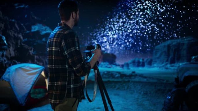摄影师为星空的夜空准备相机，沙漠夜景中的天文摄影。大自然热爱拍摄惊人的银河星空，岩石峡谷大自然的壮丽