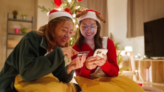 两个女人在网上购物购买圣诞礼物。