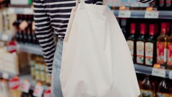 女人在超市购物，戴着外科口罩。