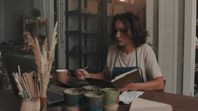 女人在陶器车间宣传片实拍视频素材