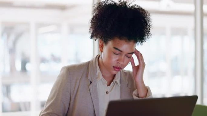 在报告、项目和截止日期工作的笔记本电脑上，精神健康、压力和头痛的黑人妇女。企业倦怠，偏头痛和女工在办