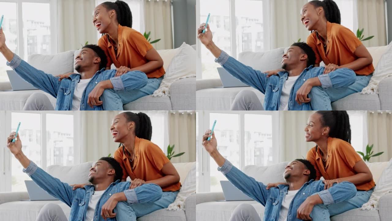 幸福的黑人夫妇，自拍视频和手机微笑在客厅的沙发上，在幸福的家中放松。恋爱中的非洲男人和女人在智能手机