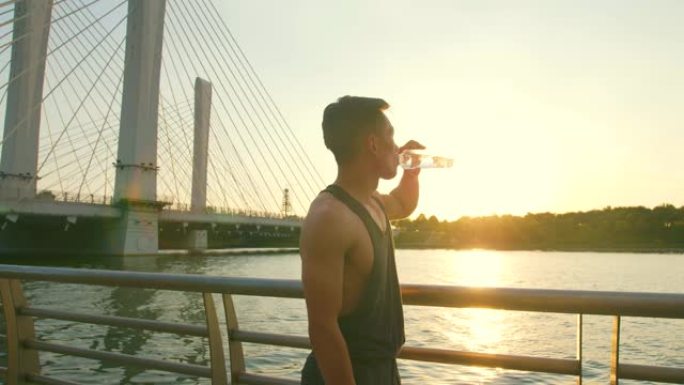 男子跑步运动后喝水