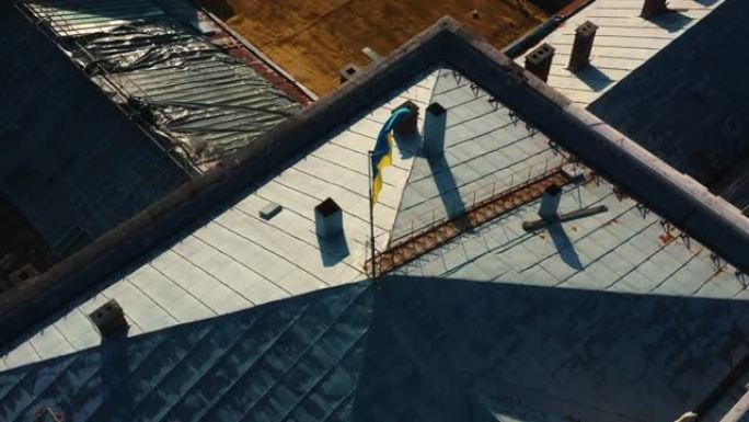 在历史悠久的利沃夫，无人机从夏季日出的屋顶上飘扬的乌克兰国旗，到古老的城镇建筑。