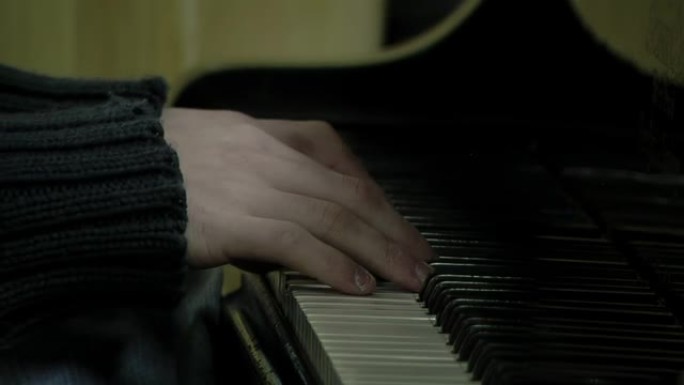 钢琴家动手琴键。特写。