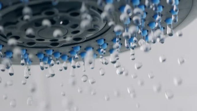 从淋浴喷头上滴下来的清水。超级慢动作镜头。浴室淋浴喷头特写