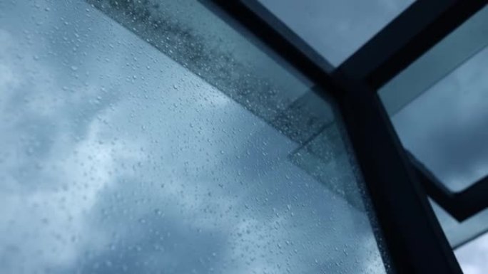 窗户玻璃上的雨滴微距实拍沾水