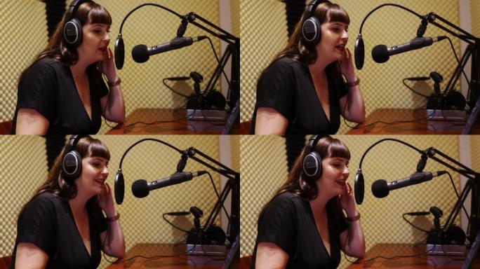 Woman podcast主持人在隔音工作室录制