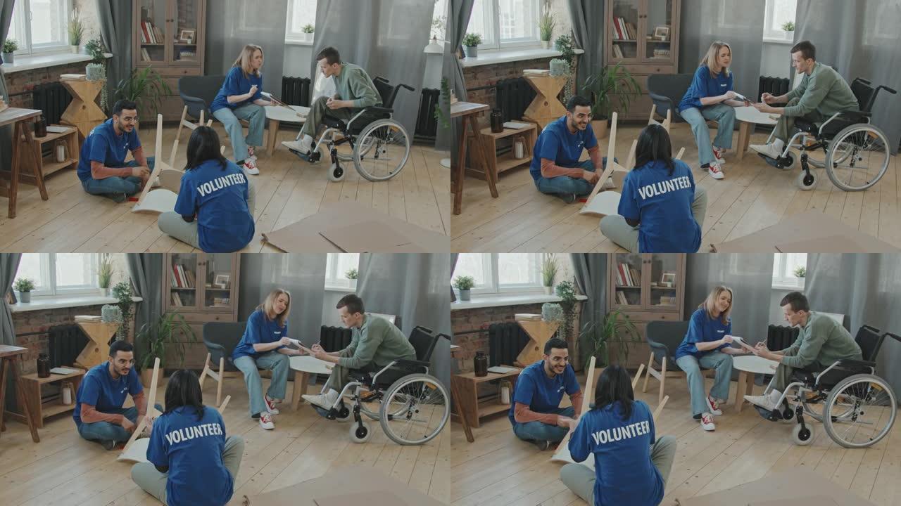 一群志愿者为轮椅上的人组装家具