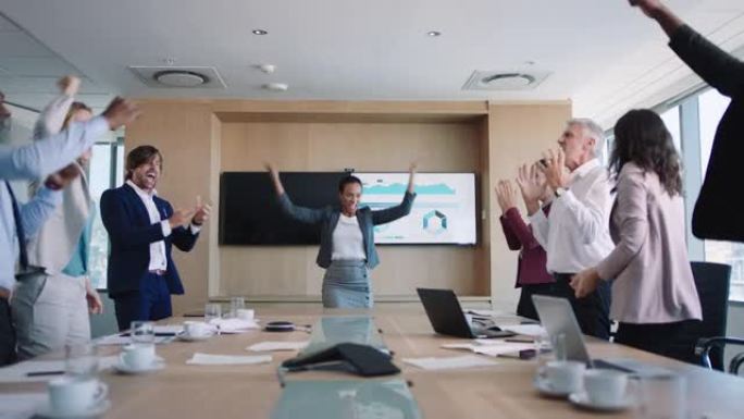 有趣的女商人在董事会庆祝成功的公司胜利同事在办公室会议上鼓掌销售团队享受胜利4k