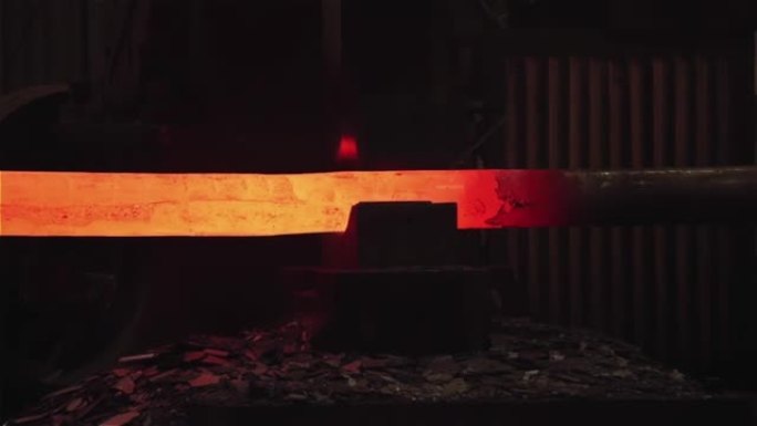 锤锻工艺，热钢锭在铸造厂用动力锤机成型。4k分辨率。