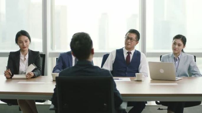 亚洲人力资源主管小组面试现代公司的男性候选人