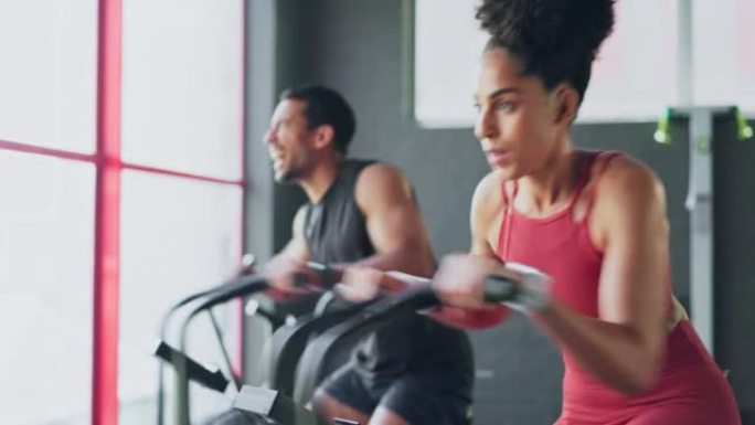 决心，健身和耐力，夫妻一起在健身房骑自行车，以增强力量和耐力。与非裔美国朋友一起骑自行车和自行车进行