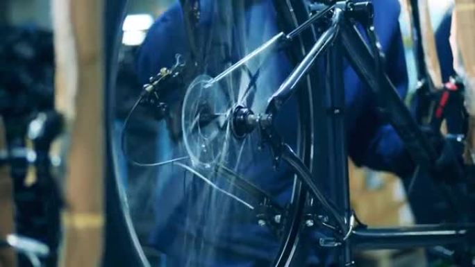 机械师试用自行车的自行车车轮