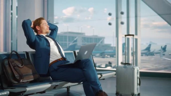 机场航站楼: 商人使用笔记本电脑，等待航班。旅行的人下班后放松，期待假期。坐在飞机枢纽的登机休息室中