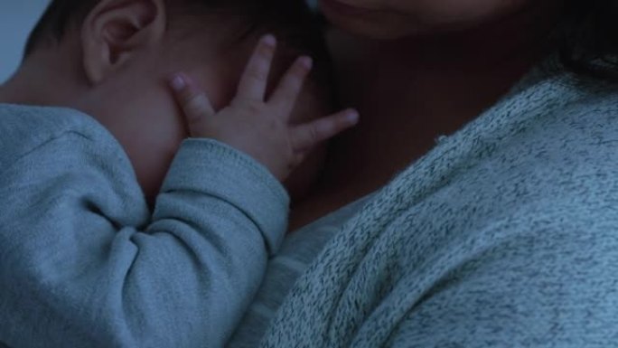 妈妈抱着宝宝平静疲惫的新生儿温柔舒缓不安的婴儿养育孩子慈爱的妈妈在家享受母亲
