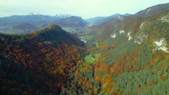 空中: 秋季美丽色彩的高山景观的惊人概述