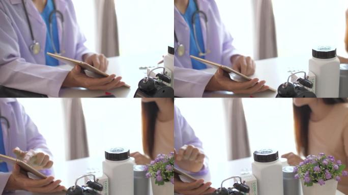 医生与患者交谈并在数字平板电脑上显示超声波照片