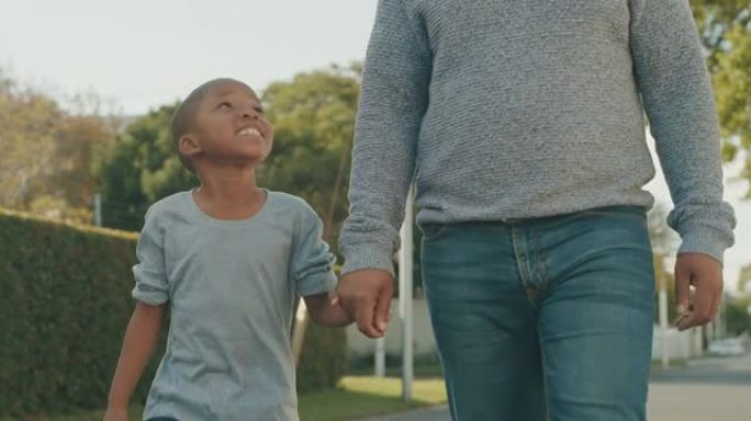 一个英俊的成熟男人和他的儿子在外面手拉手散步的4k视频片段