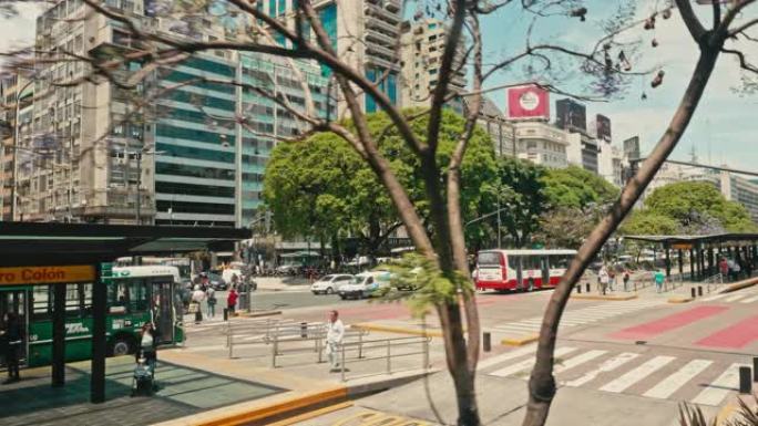 阿根廷布宜诺斯艾利斯德胡里奥大道9号公交车行驶的慢动作视频