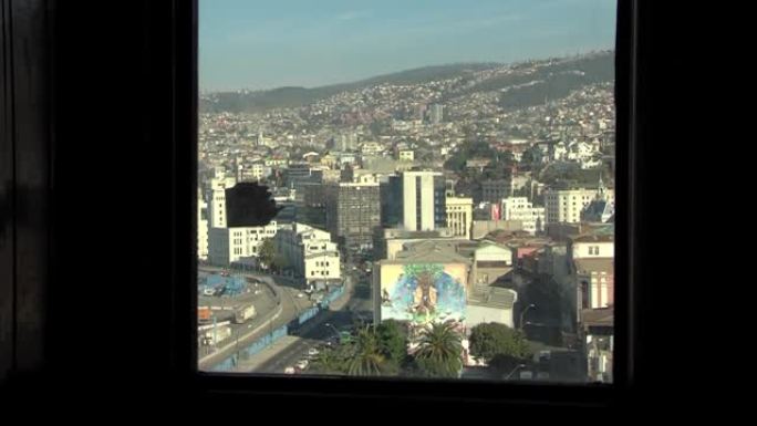 从南美智利的缆车内可以看到瓦尔帕莱索的全景。