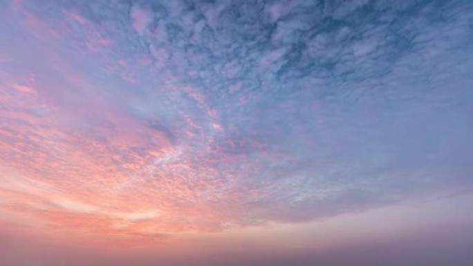 云像彩棉漂浮在空中