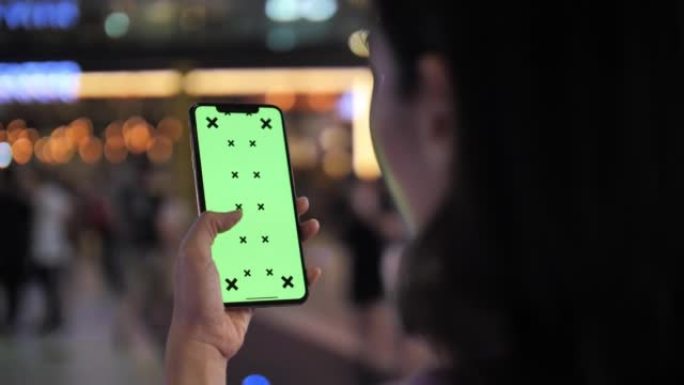城市电话上的绿屏智能手机打字通话购物自拍