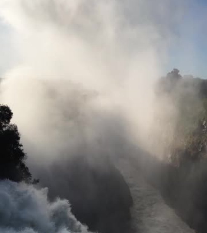 垂直。风景秀丽的维多利亚瀑布边缘的薄雾和水的壮观鸟瞰图。联合国教科文组织世界遗产