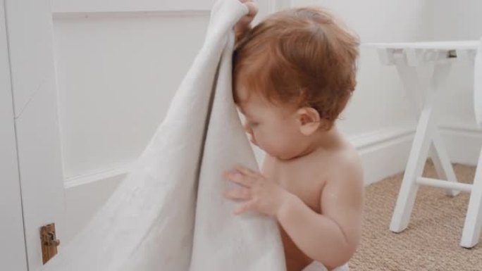 有趣的男婴在家玩毯子快乐的幼儿学习乐趣探索童年4k