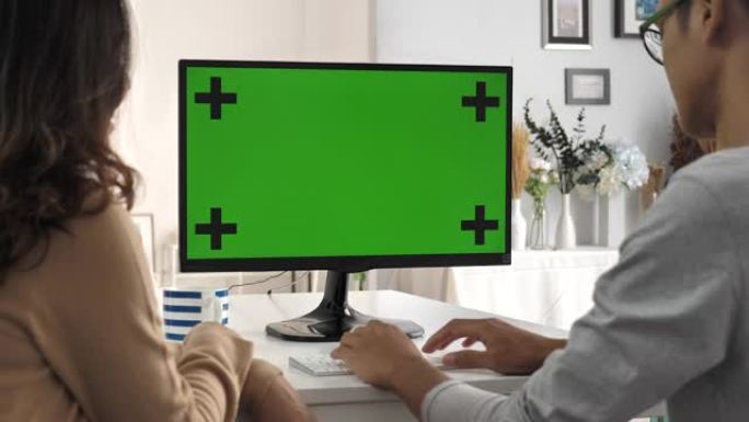 两人在家使用电脑绿屏