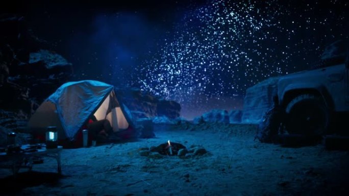 自然之夜露营: 女性旅行者准备在帐篷里睡觉，在远足，徒步旅行，旅行的活跃日之前休息。银河系星星闪耀在