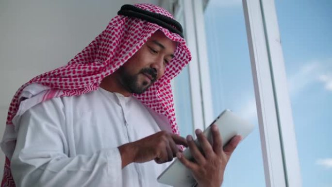 使用数字平板电脑的阿拉伯商人