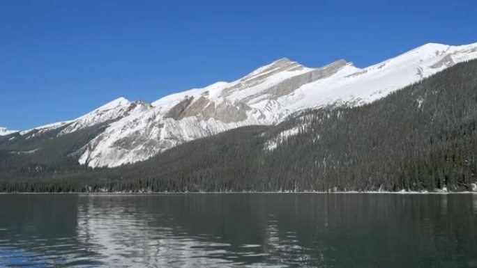 加拿大艾伯塔省贾斯珀国家公园的落基山脉和湖泊