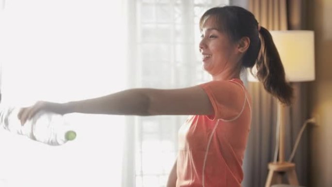 亚洲妇女在家锻炼女孩在家举哑铃