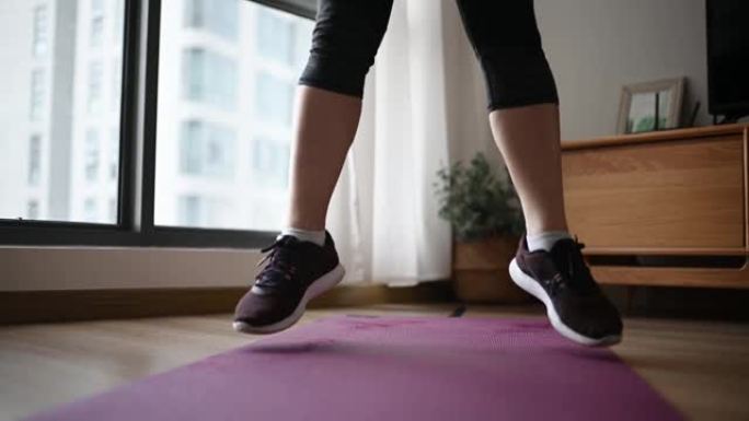 亚洲中国人身体积极的女性在周末在家锻炼腿