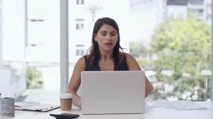 一名年轻女商人在工作时愤怒地将笔记本电脑扔在办公室的4k视频片段