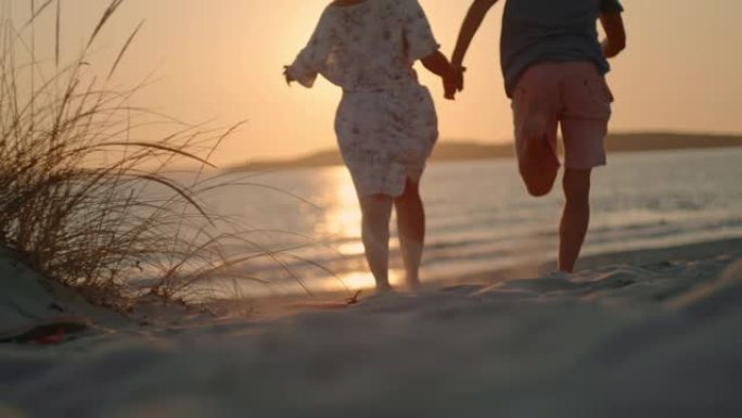 一对夫妇在撒丁岛海滩上奔跑的超级SLO MO (时间扭曲)。